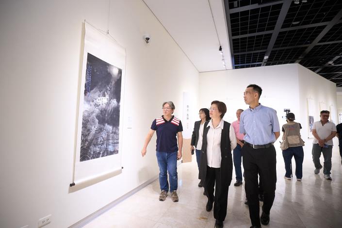 07彰化縣長王惠美及國立國父紀念館館長王蘭生聆聽展覽策展人古耀華教授導覽