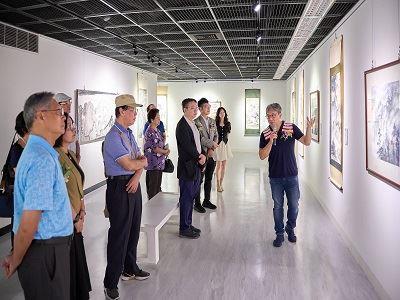 策展人中國文化大學美術學系古耀華教授為貴賓導覽