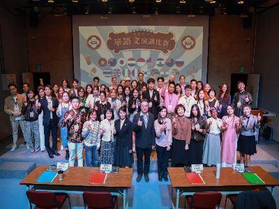  國父紀念館「2025外籍學生華語文演講比賽」國父紀念館代理副館長邱文志研究員(中)與全體參賽同學合影