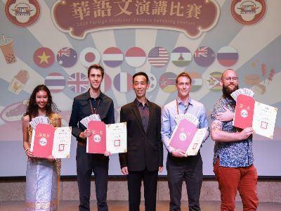  國父紀念館「2025外籍學生華語文演講比賽」館長王蘭生(中)與前四名得主(左起)第四名高彤紅（泰國）、第三名貝庭笙（美國）、第一名溫柯橋（美國）、第二名張坤（美國）