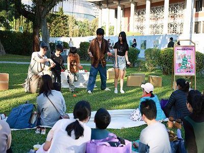 擅長以回收媒材創作、推廣親子互動劇場的「福德隆劇場」演出