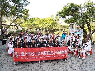 全體合影（左起）張玉欣主任、鄒基華指揮老師、李承華校長、王蘭生館長、吳國基前校長、盧幼娟老師、向曉雯老師