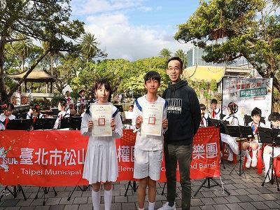 代表接受獎狀（左起）謝秉家同學、陳廷宇同學