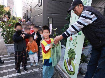 「共創綠生活」植樹節贈送樹苗活動，提供桂花、杜鵑、朱槿等花苗贈送現場排隊民眾