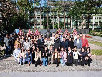 國父紀念館王蘭生館長率朱砡瑩副館長及全體同仁向國父銅像行禮致敬後合影