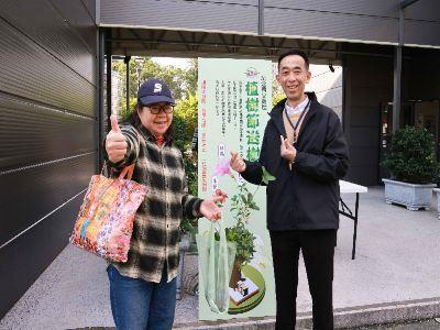 本館於臨時辦公室中庭舉辦「共創綠生活」植樹節贈送樹苗活動民眾搶得頭彩