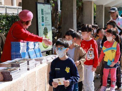 「書香入懷：讓閱讀走進生活」贈書活動，民眾熱情參與