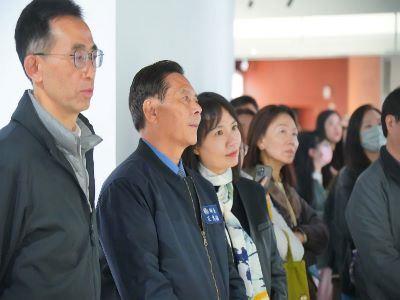 4王蘭生館長陪同連江縣王忠銘縣長與貴賓聆聽現場導覽。