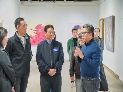 3連江縣王忠銘縣長（左三）、王蘭生館長（左二）與貴賓聆聽現場導覽。