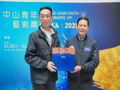 2國父紀念館王蘭生館長致贈紀念品予連江縣王忠銘縣長。