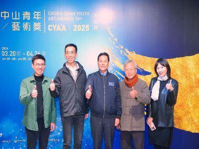 1貴賓合影：左起水墨類中山獎得主柯驎晏、國父紀念館王蘭生館長、連江縣王忠銘縣長、評審團代表林永發教授、連江縣政府文化處吳曉雲處長。