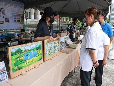 本館工作人員介紹國父紀念館建築與景觀特色