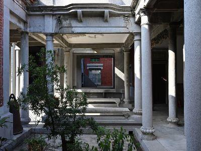屏東宗聖公祠建於1927年，採洗石子立面與巴洛克裝飾，為中西合璧客家合院祠堂代表