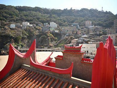 牛角聚落位於馬祖南竿島東北角，因地形似牛角而得名。聚落保存完整閩東石厝，以花崗岩為建材，搭配紅瓦屋頂，呈現馬祖獨特的建築風貌