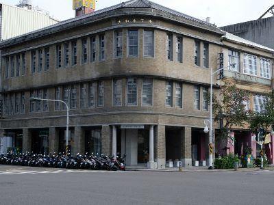 屏東大和旅社建於1934年，立面圓弧造型、內部裝飾華麗，為屏東站前僅存特色歷史建築，具建築美學價值