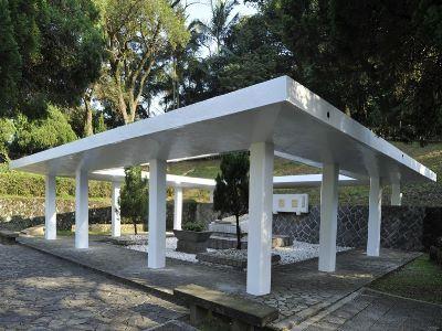 中研院胡適墓園由基泰工程司高而潘設計，於1962年10月建成，以極簡線條呈現現代主義風格