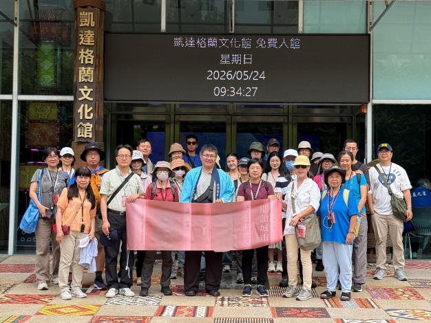 朱砡瑩副館長（前排右3）、鍾文博組長（前排左2）與北投說書人林智海老師（中）及參與學員於走讀首站凱達格蘭文化館(昔日北投憲兵隊)合影