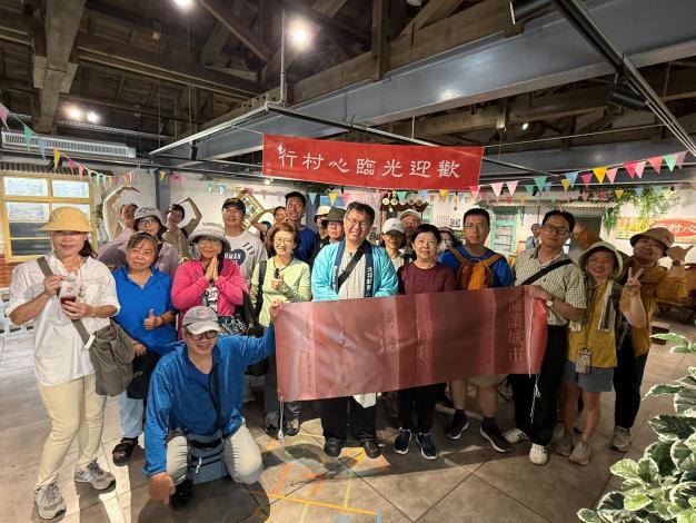 走讀終點來到中心新村昔日居民共用空間，現已轉化為復古商店場域，並不定期舉辦藝文展演，朱砡瑩副館長與老師和學員們在此為旅程劃下完美句點，延續歷史場域的生活記憶與文化連結。