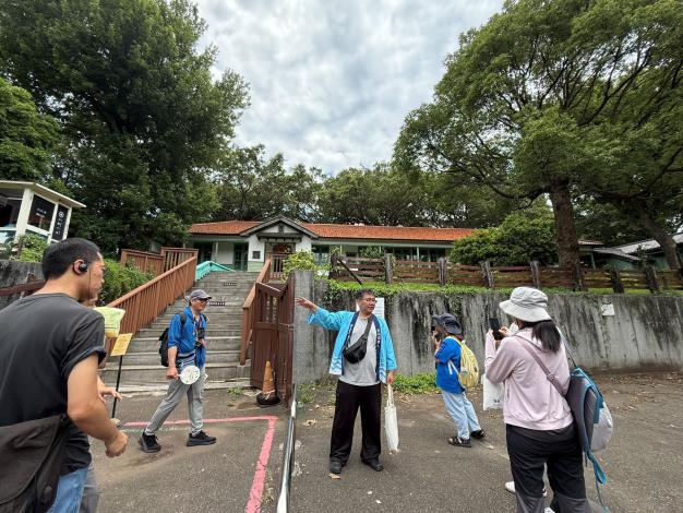 公民會館旁階梯上行所見紅瓦建築，為三軍總醫院北投分院（前身為日治時期「臺北陸軍衛戍療養院北投分院」；戰後改制為國軍「八一八醫院」）。國軍醫院時期主要收治傷兵療養，現今則以精神科醫療照護為主，並設有庇護工場「向陽心苑」。