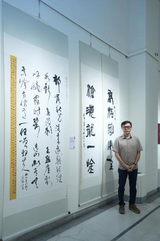 6.中山獎藝術家林俊臣與得獎作品合影