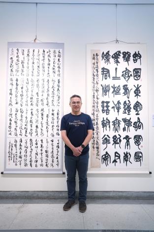 7.中山獎藝術家吳啟林與得獎作品合影