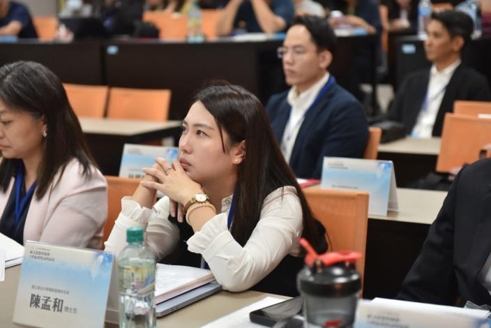 7、國立政治大學國家發展研究所博士生陳孟和（中）聆聽大會專題演講