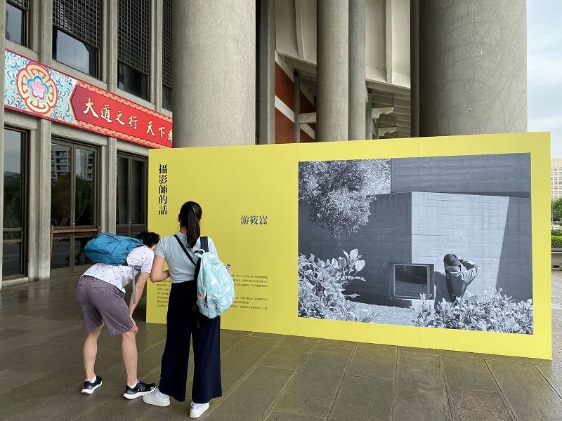 攝影師游筱嵩深入觀察王大閎建築師的建築特色，以細膩的攝影技巧捕捉國父紀念館建築的不同面貌