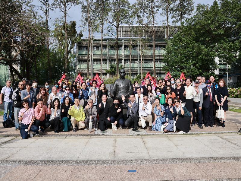 01今日上午國父紀念館王蘭生館長率全體同仁向國父銅像行禮致敬後合影
