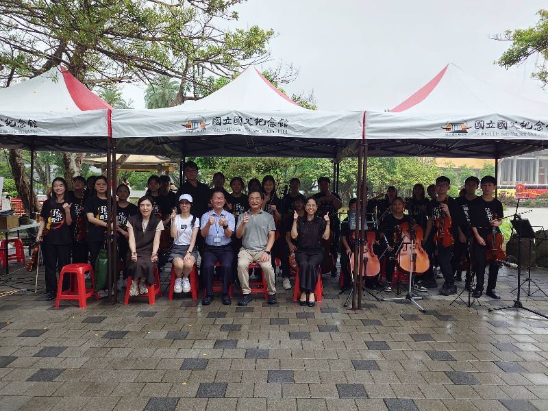 本館劇場管理組組長楊得聖、信義國中校長劉文鴻、指揮陳怡君與弦樂團同學們於演奏結束後合影