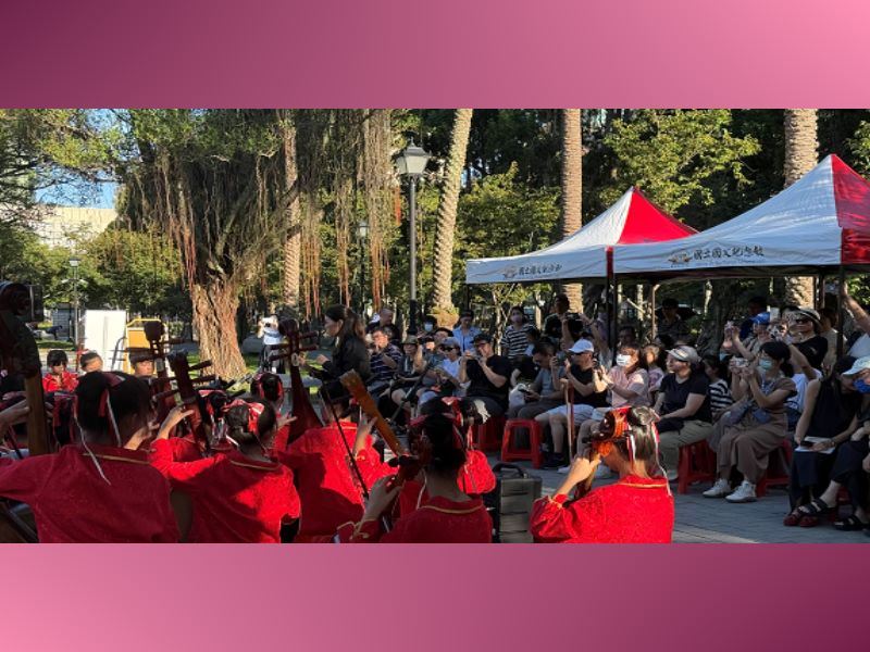 民眾與學生親友到場欣賞演出