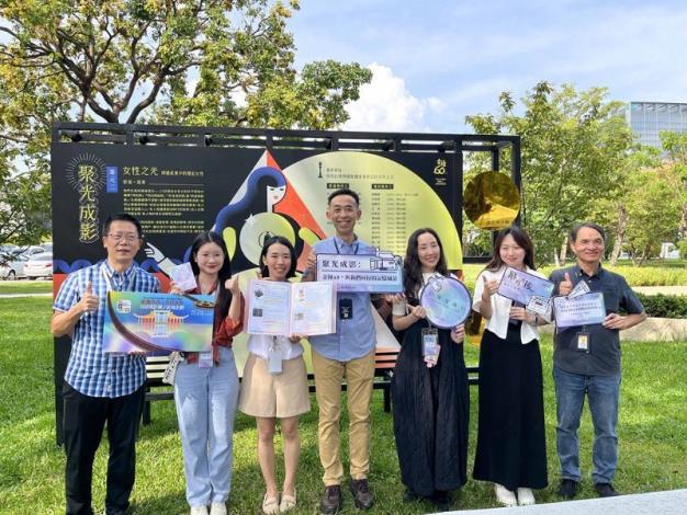 王館長與策展團隊同仁合影