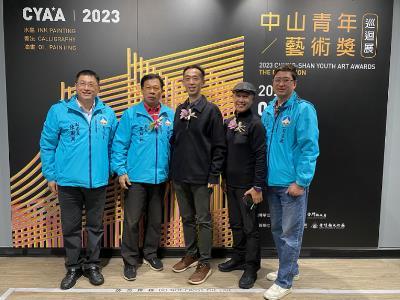 Group photo of the distinguished guests of “2023 Chungshan Youth Art Awards Traveling Exhibition”: from left Deputy Director-general Chen Ko-hsing, Director-general Lu Kun-ho, Director-general Wang Lan-sheng of National Dr. Sun Yat-sen Memorial Hall, Chairman Yang Yung-fu of The Oil Painting Association of R.O.C., and Director He Gui-quan of Kinmen Ceramics Factory (open a new window).