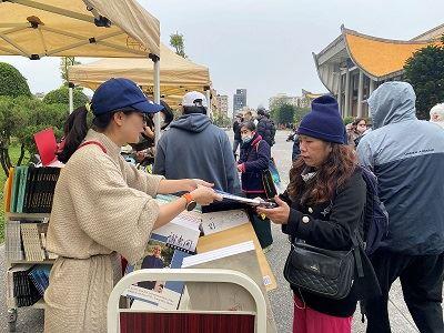 2024/3/9 “Embrace Books” Book-Giving Activity - The book-giving activity “Embrace Books” was held at the art fair “City Midori.”