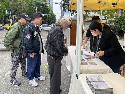 Free Gifts-The audio tapes of Dr. Sun Yat-sen’s memorial songs, documentaries on the establishment of the hall, and phone cards were given away to the public.