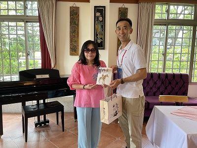 Chairman Lin Fang-ying of the Wufeng Lin Family Garden presented the book Journey to National Dr. Sun Yat-sen Memorial Hall.