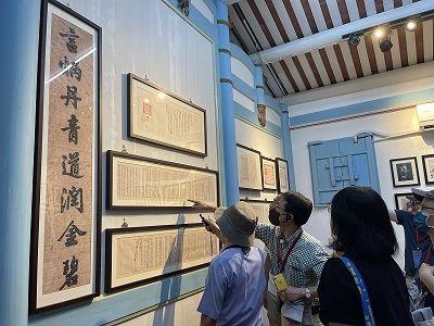 President Lin Guang-hui explained about the writs and manuscripts of the Wufeng Lin Family.