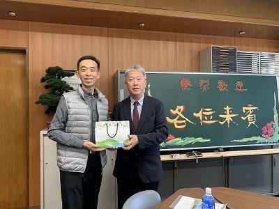 Director-general Wang Lan-sheng visited Principal Li Jun-ji of Kobe Chinese School