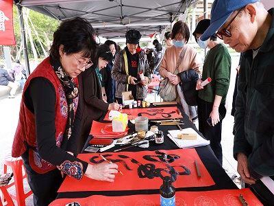 Calligraphers wrote the spring couplets on site and gave them to the public