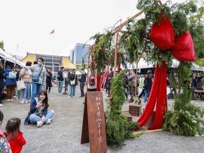 A festive market combined with a cultural and artistic walking experience