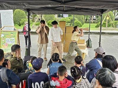 Family Theater Performance – This afternoon, Fude Long Theater presented the family play “Who Is the Most Capable at Home?” at the southeastern side of the Reflecting Pool in Zhongshan Cultural Park.