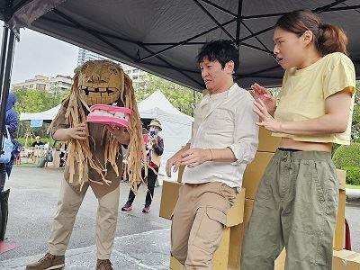 The performance incorporates recycled cardboard boxes and puppets, transforming everyday life into story settings and creating imaginative props and stage design.