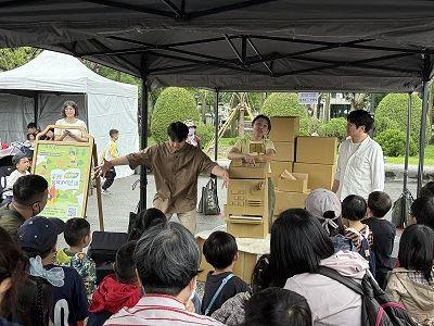 Presented in an outdoor theater format, the lighthearted and humorous performance encourages children, through laughter, to consider cooperation and task sharing among family members.