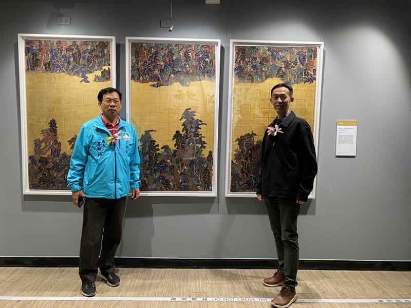 Director-general Lu Kun-ho of Cultural Affairs Bureau of Kinmen County and Director-general Wang Lan-sheng of National Dr. Sun Yat-sen Memorial Hall took a photo in front of the work of Chungshan Award for Ink Painting.