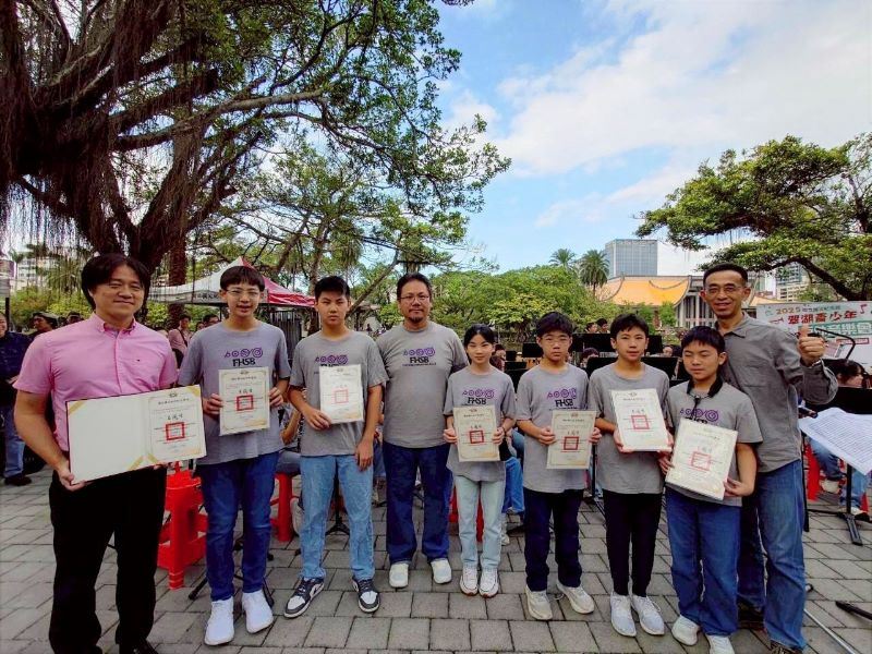 1.	Director Wang Lan-sheng of the Memorial Hall presented a certificate of appreciation, received on behalf of Fuxing Private School by Chief Secretary Ke Guan-ming, conductor Chen Geng-yu, and student representatives of the wind band