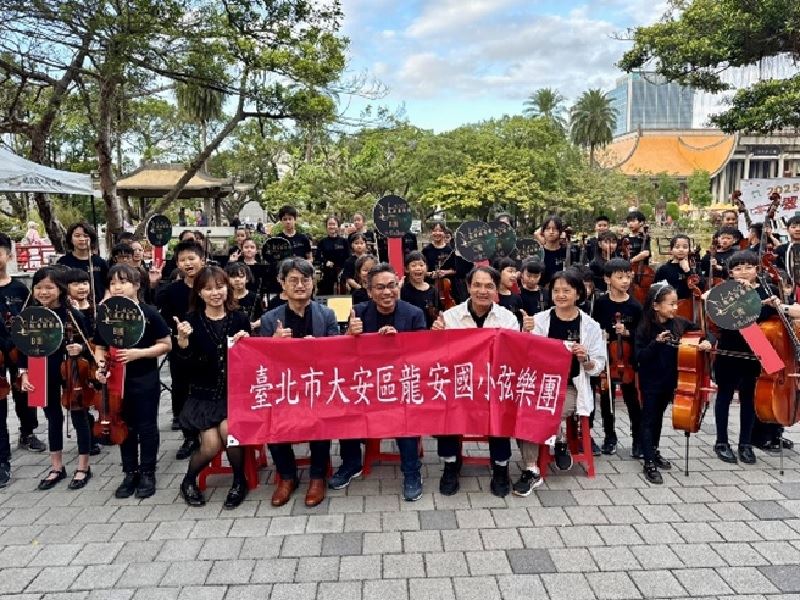 4.	After the performance, Secretary Luo Mei-zhen, Principal Zheng Fu-lai, conductors Jian Bo-xiu and Chen Yi-jing, and orchestra members posed for a group photo