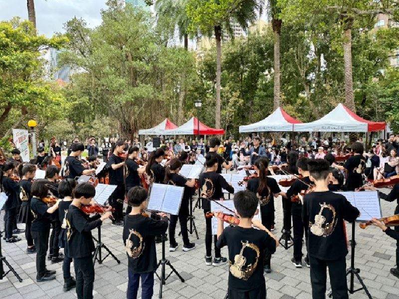 3.	The Cuihu Youth Outdoor Concert featured a performance by the Long’an Elementary School String Orchestra from Taipei City