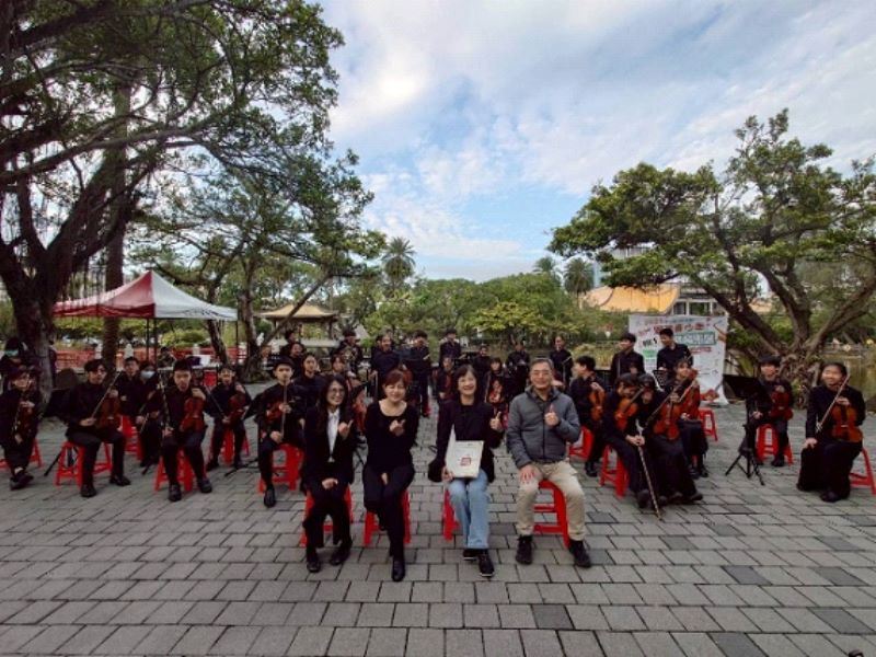 4.	After the performance, Director Yang De-sheng, Principal Shi Ya-hui, conductor Li Xin-yi, orchestra leader Wang Xin-jie, and orchestra members posed for a group photo