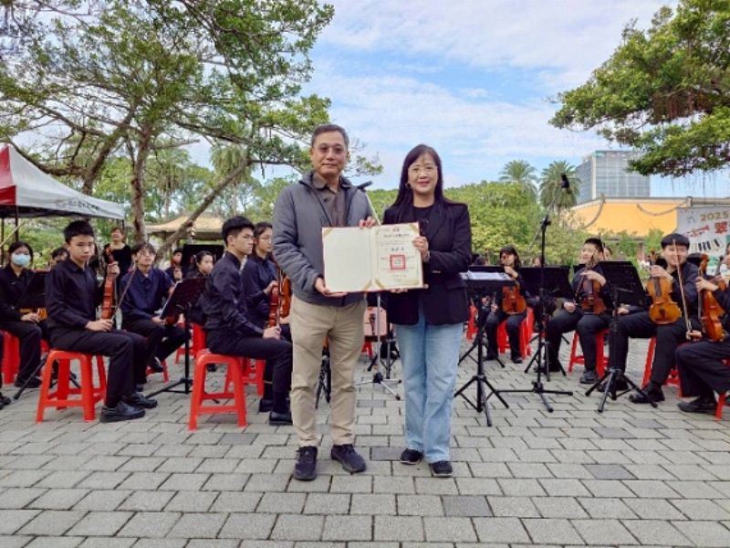 1.	Director Yang De-sheng of the Theater Management Division presented a certificate of appreciation, received on behalf of Yanping Private High School by Principal Shi Ya-hui