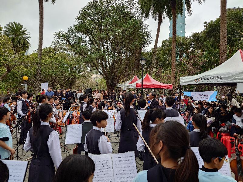At the Cuìhú Youth Outdoor Concert held on March 21, members of the public as well as the performers’ families and friends gathered to enjoy the performance.