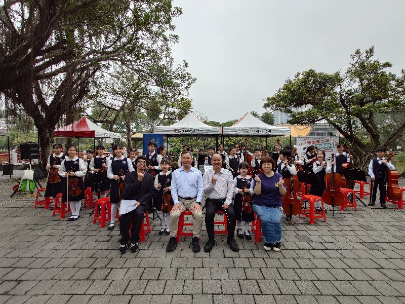 4.	Following the performance, Mr. Yang Te-Sheng, Ms. Chen Chia-Wen, conductor Hsu Chia-Ming, and members of the Guangfu Elementary School String Orchestra took a commemorative group photo.